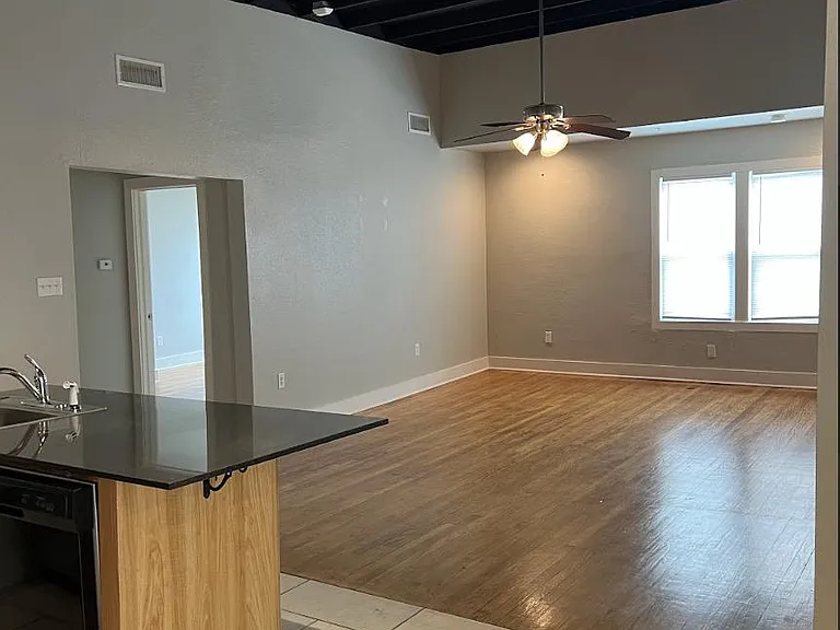 1216 N Blackwelder Ave #6 — Photo 2