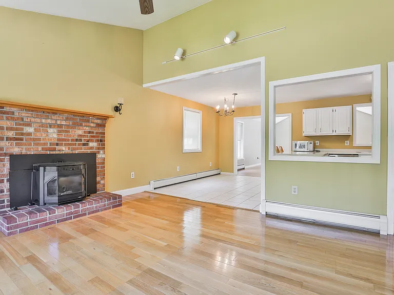76 Groton Rd — Photo 5