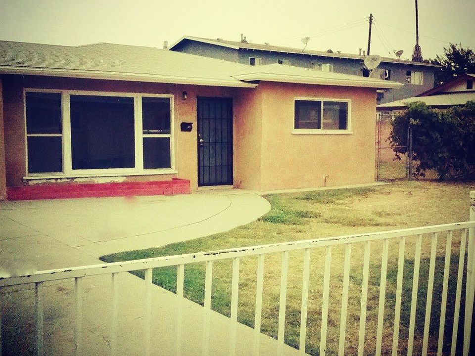 Front View (Garage is on the left side)