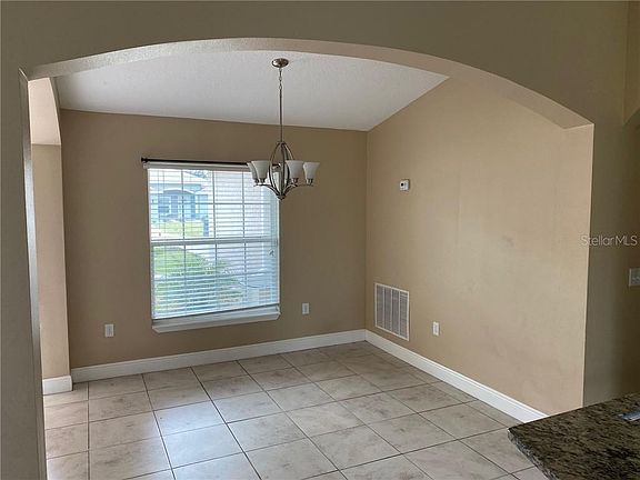 5th image of 107 Zinnia Ln W