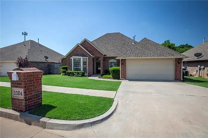 1104 NW 190th Pl — Photo 3