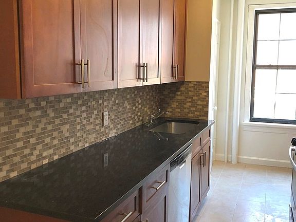 4th image of 175 W 76th St #11B1