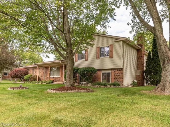 10597 Villa Dr, Brighton, MI 48114