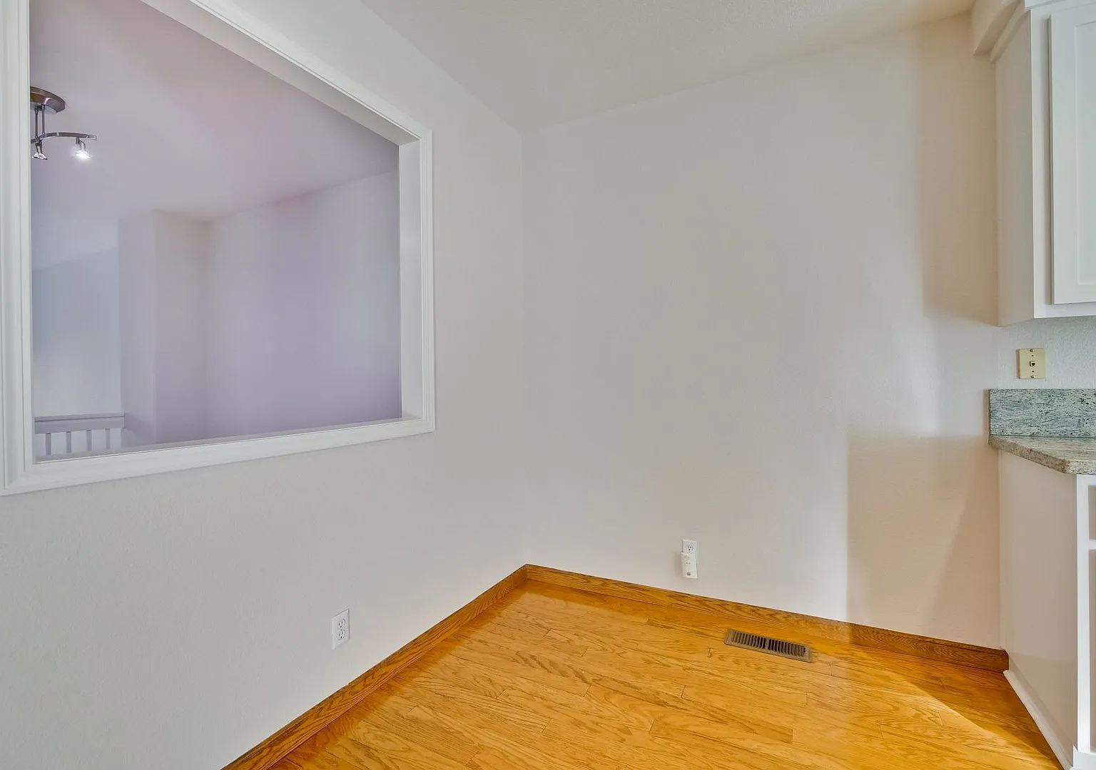 Large 3 Bed 3 Bath Townhouse - Remodeled Kitchen - Water Softener - Zero Deposit Option Available — Photo 3