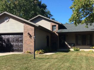 102 Highland Park Dr, Middlebury, IN 46540