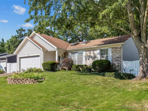 2313 Longmont Dr, O'Fallon, MO 63368