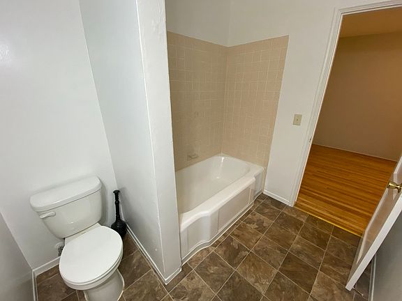 4th image of 4426 E 7th St #4