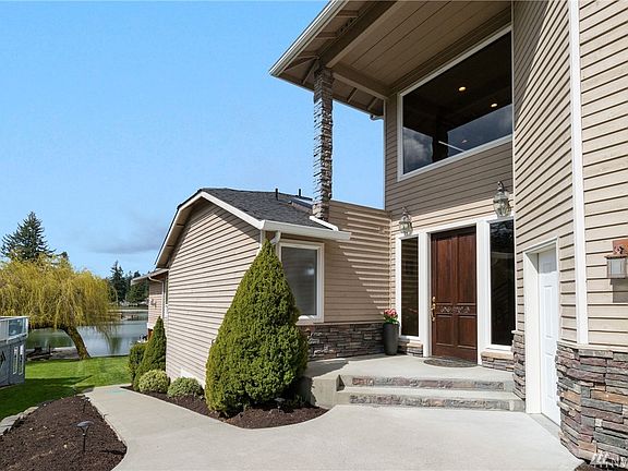 Breathtaking Waterfront Views from Dock!