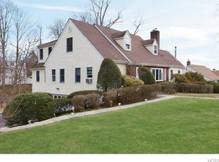 34 Rutledge Rd, Valhalla, NY 10595