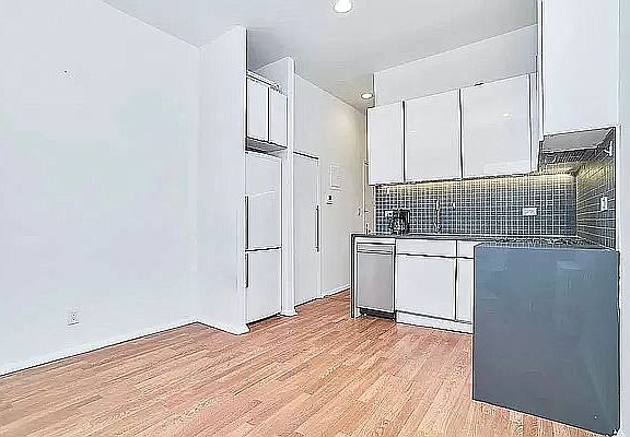 4th image of 410 W 36th St #1RF