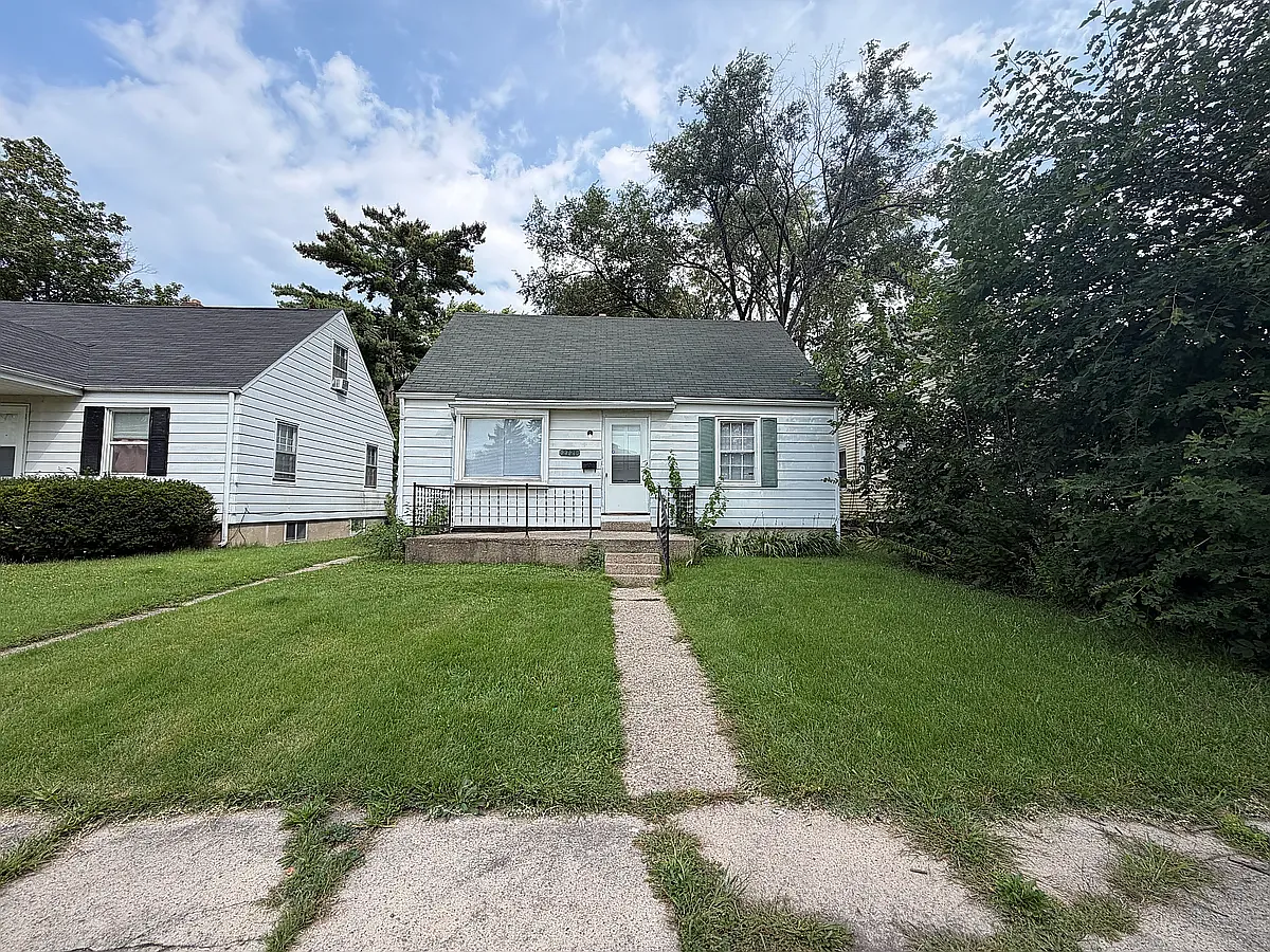 3 bed, 720 sqft, $1,000 — Photo 1