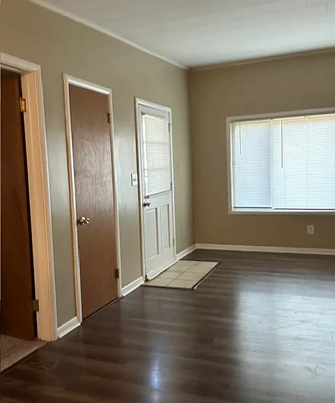 211 Elm Pl — Photo 2