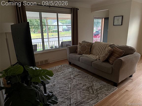 5th image of 322 Jeffrey Ave