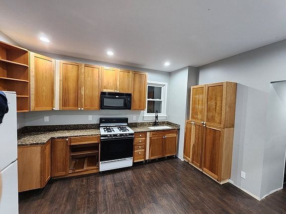 2nd image of 418 Tay St