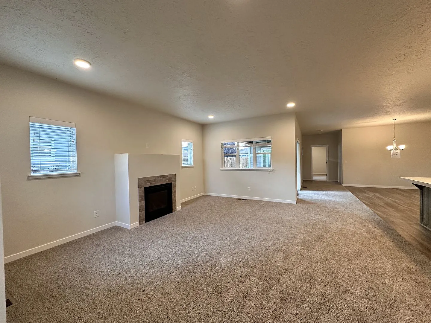 Newer 3 Bedroom / 2 Bathroom Home with Office Nook in Prineville Oregon — Photo 4