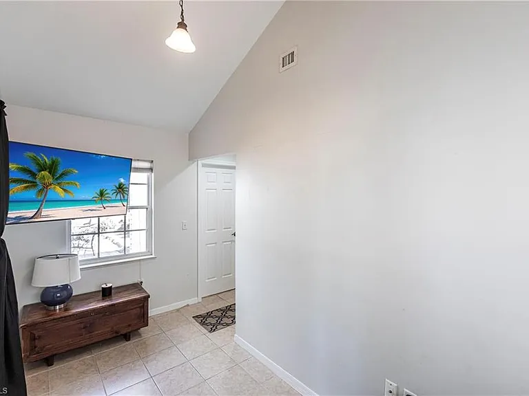 1912 Sheffield Ave — Photo 17