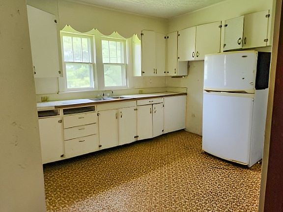 3rd image of 228 Gwyn St
