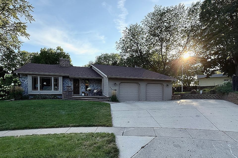 1st image of 207 Valley Dr