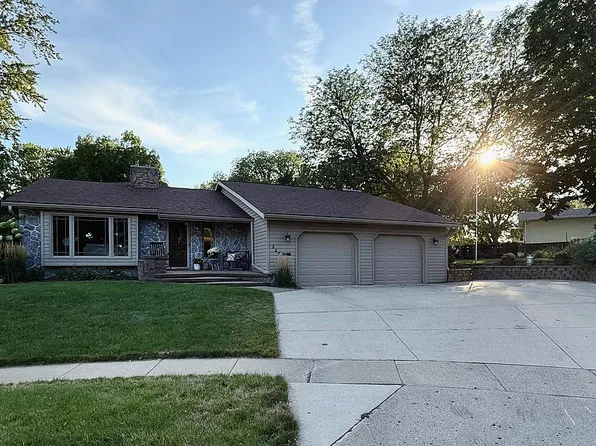 207 Valley Dr, Yankton, SD 57078