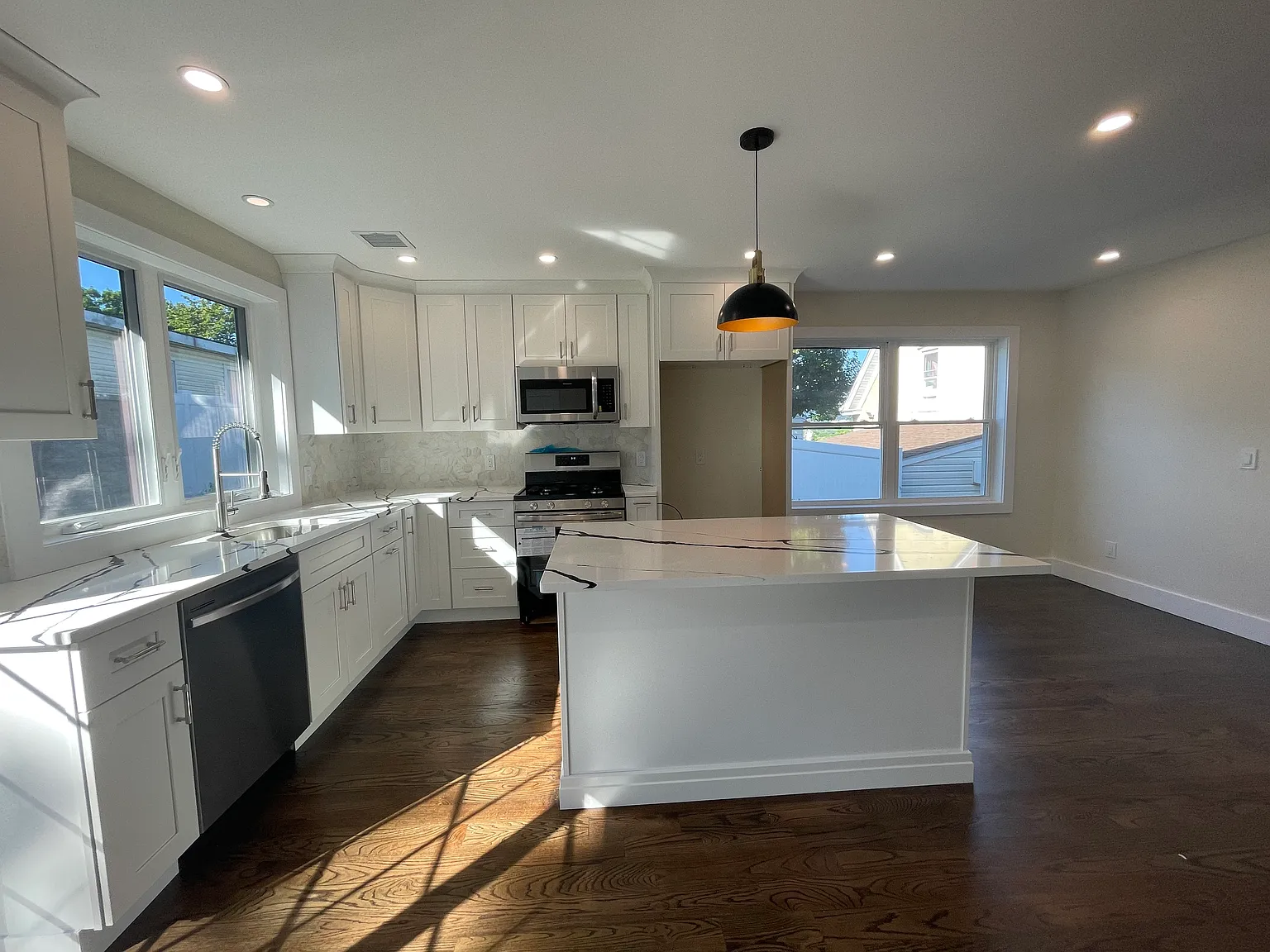 4 bed, 2.5 bath, $3,800 — Photo 2