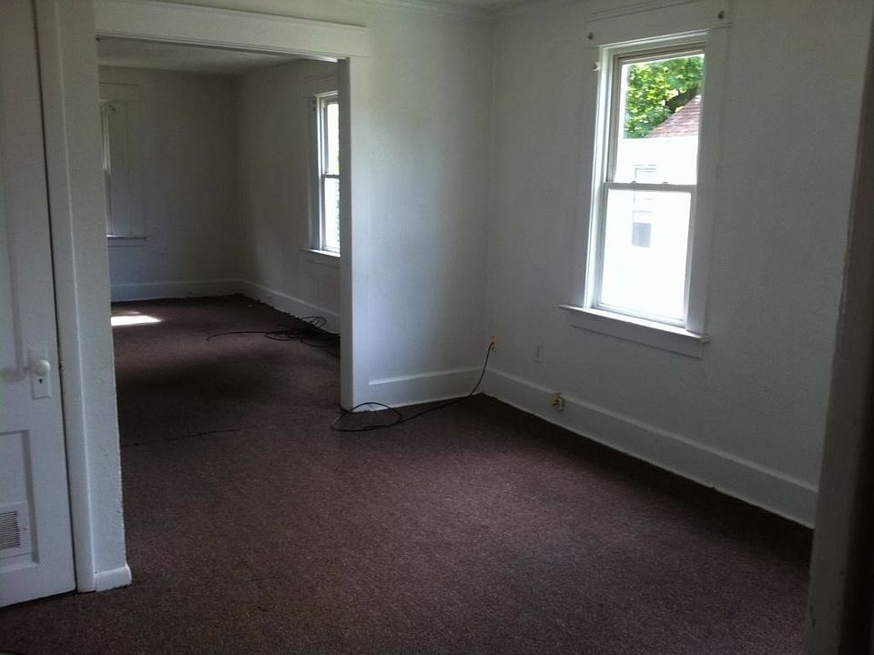 2nd image of 914 W 3rd St #2