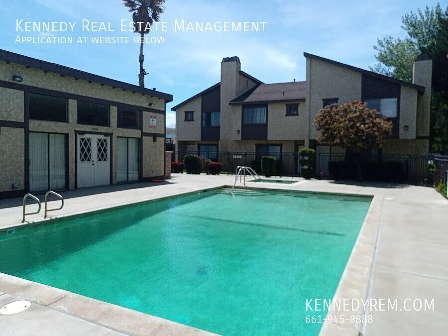 Steps away from AV Hospital, Renovated 2 BR, 2.5 Bath Townhouse Condo — Photo 2