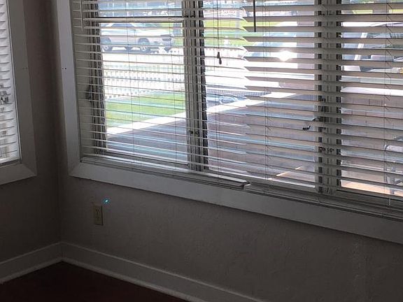5th image of 407 W Gore Blvd