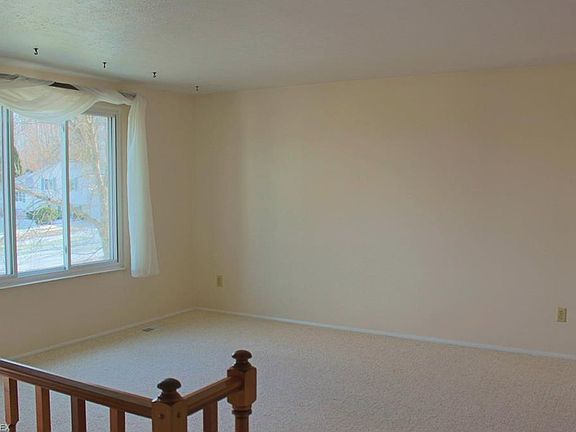 4th image of 9560 Shadywood Ln