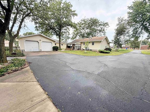 3rd image of 712 W Barrick Rd