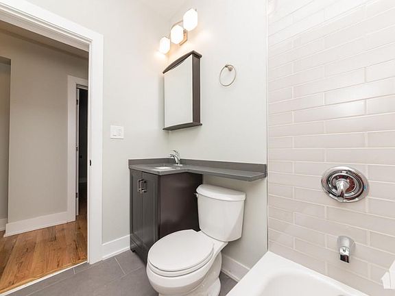 5th image of 635 W Oakdale Ave #633FLAT1