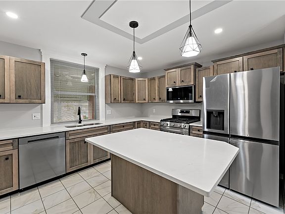 5th image of 2611 Broadway Ave