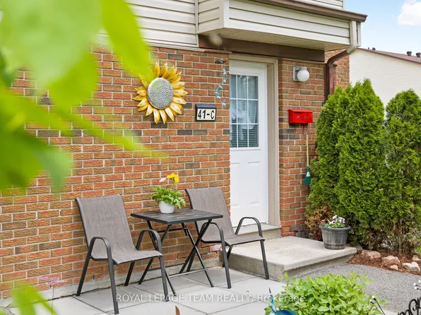 41 C Forester Cres, Ottawa, ON K2H 8Y3