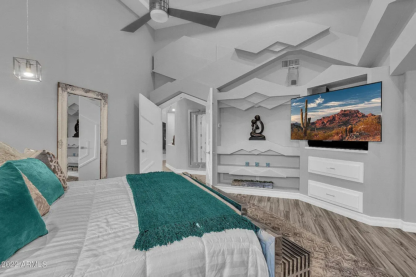 5 bed, 5017 sqft, $7,900 — Photo 3
