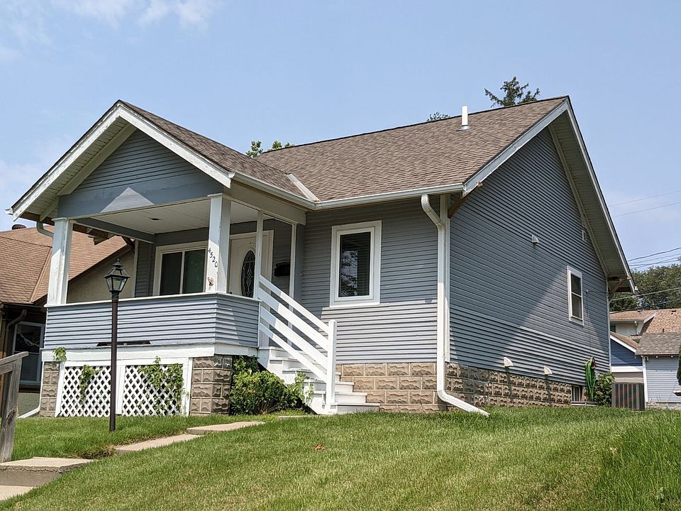 Front of the house. This house faces south.