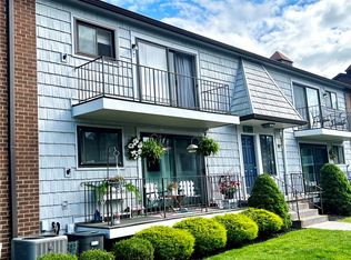 25-7 Great Wood Ct, Fairport, NY 14450