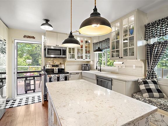 2nd image of 6864 E Saanich Rd