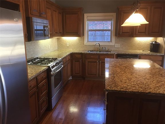 2nd image of 3907 SW Banbury Dr