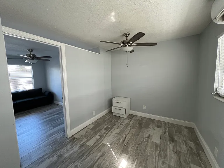115 S Oak St #6 — Photo 7
