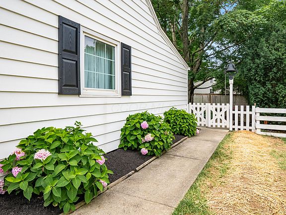 3rd image of 1512 College Hill Dr