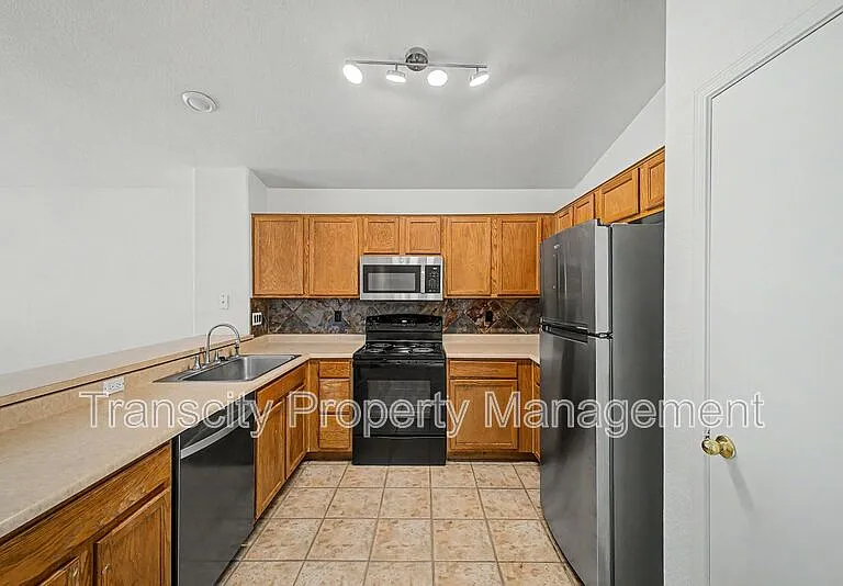 932 W 19th Ave — Photo 5