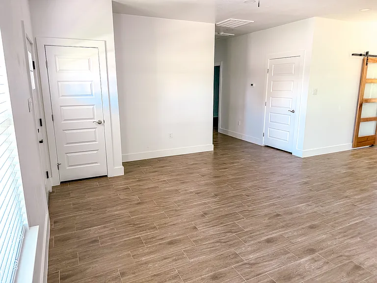 1217 Main St #B — Photo 10
