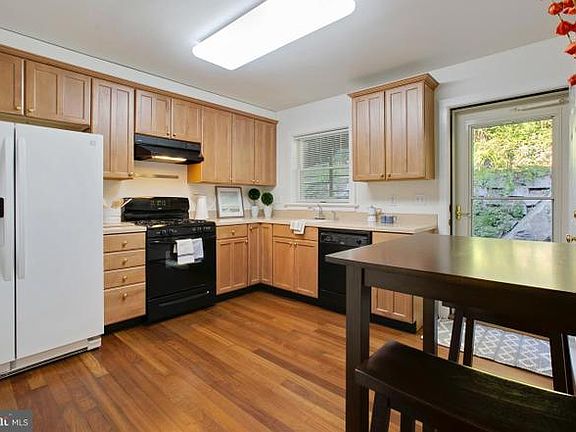 NOTE: This photo shows a VERY SIMILAR nearby house that was staged and photographed for sale. It's almost identical to the rental house.