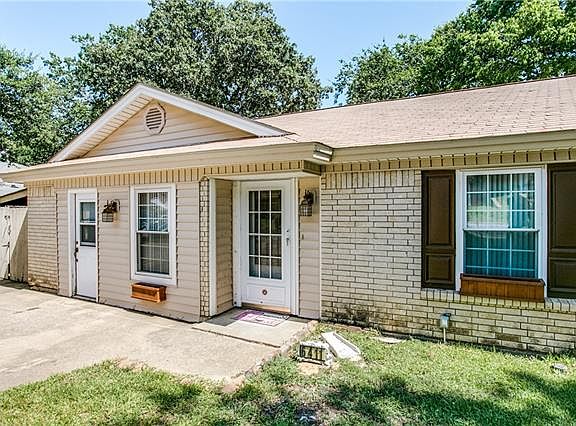 3rd image of 6411 Woods Edge Dr