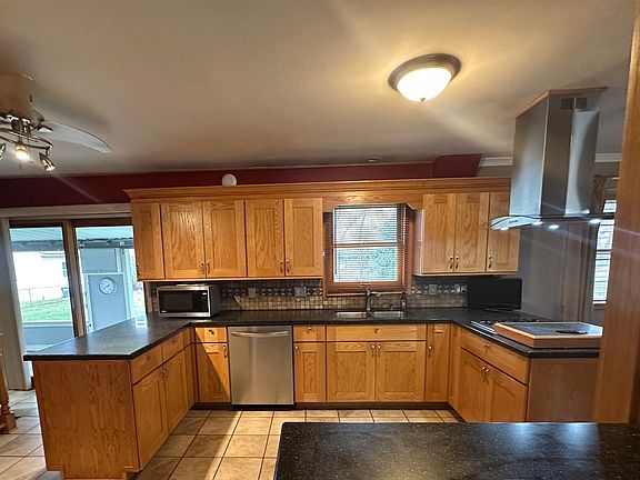 3rd image of 5010 Castelar St