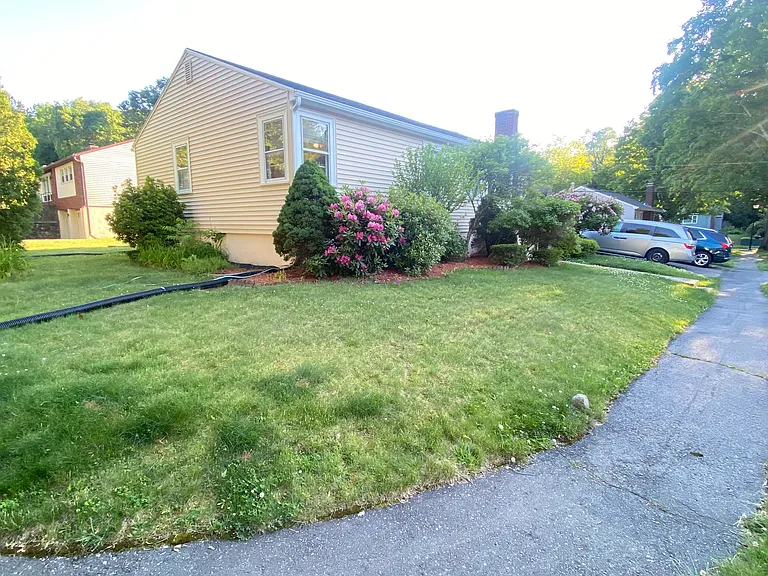 10 Pine Tree Ln — Photo 9