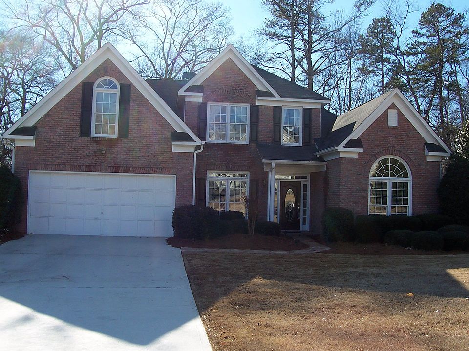 Loveley Brick front home on cul de sac with level driveway
