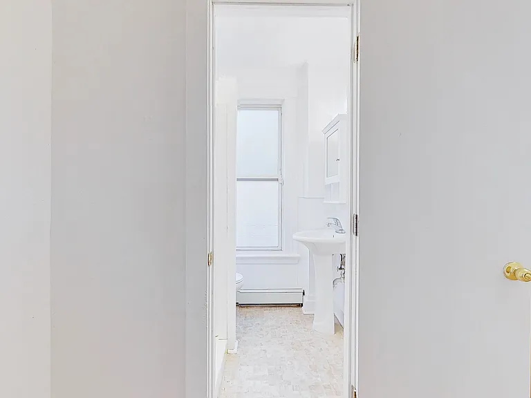 382-384 Crown St #1 — Photo 9
