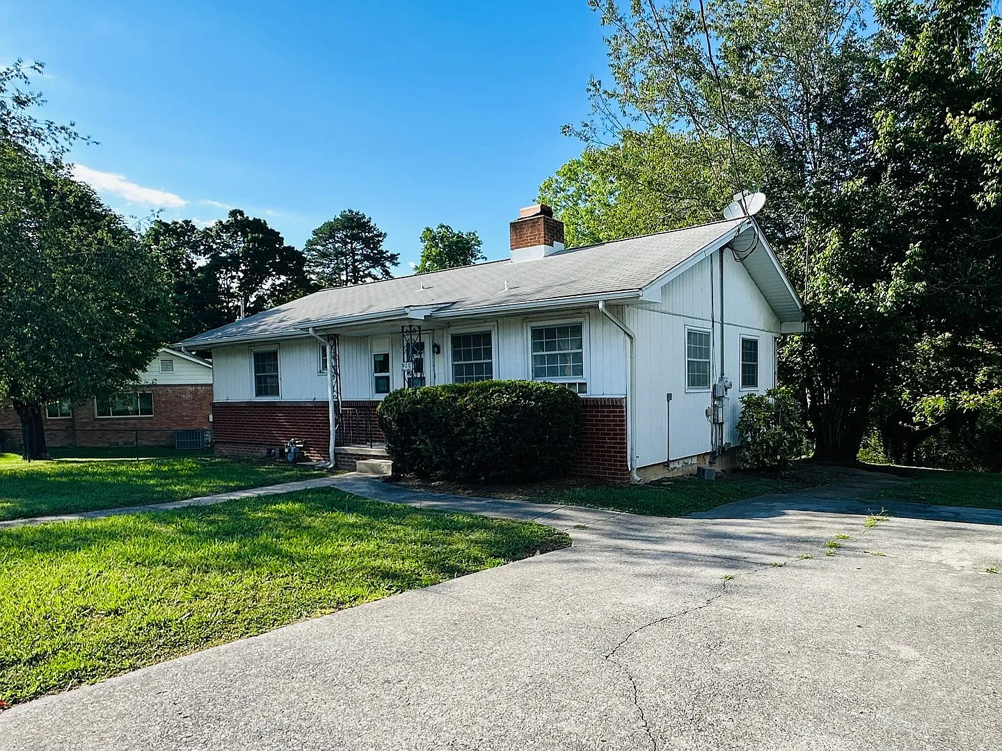 Charming 3-Bedroom Bungalow with Screened Back Porch & Wood Fireplace — Photo 3