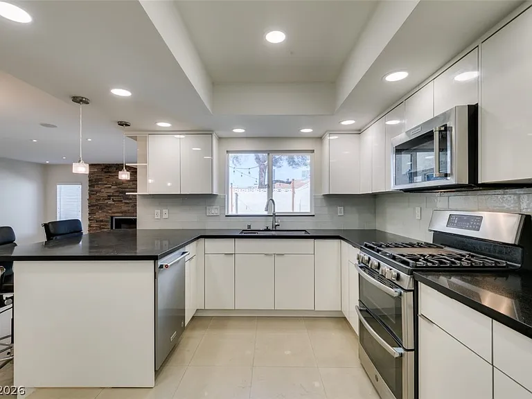 5046 Schumann Dr — Photo 20