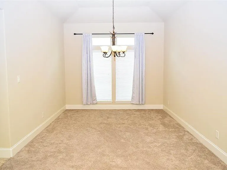 2911 Naples Park Ln — Photo 18